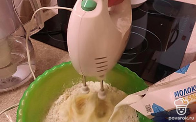 Постепенно вливая в тару молоко, взбить все миксером или венчиком до однородного состояния.