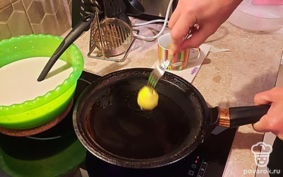 Нагреть сковороду, в небольшую емкость налить растительное масло, половинкой очищенной картошки смазать ее растительным маслом (каждый раз, снимая готовый блинчик со сковороды, нужно смазывать сковороду растительным маслом). 