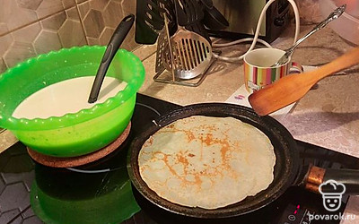 Выпекать блинчики на раскаленной сковороде до образования золотистой корочки с нижней стороны, перевернуть на другую сторону, снова выпекать до образования золотистой корочки (готовность можно определить по внешнему виду).