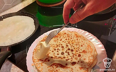 Готовые блинчики снять со сковороды и смазать сверху сливочным маслом.