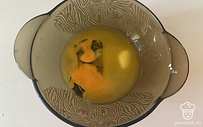 К нему добавьте сахар и яйцо.