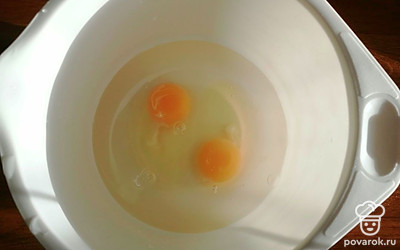 В чашу наливаем воду и разбиваем яйца. Хорошо взбиваем. 