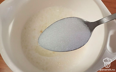 Добавляем сахар, взбиваем. 
