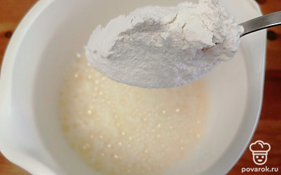 Добавляем разрыхлитель теста и порционно муку, её может потребоваться больше или меньше, зависит от качества муки. Хорошо перемешиваем, чтобы не было комочков. Даём настояться 10-15 минут. 