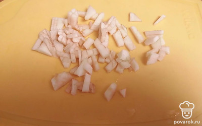 Яблоки очищаем от кожуры и мелко нарезаем. 