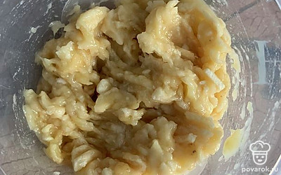 Банан размять мелко.