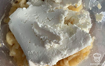 Добавить к банану творог и перемешать.