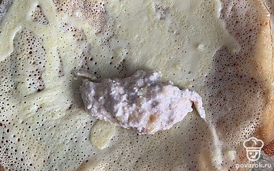 Полученную начинку выложить на готовый горячий блинчик и завернуть. 