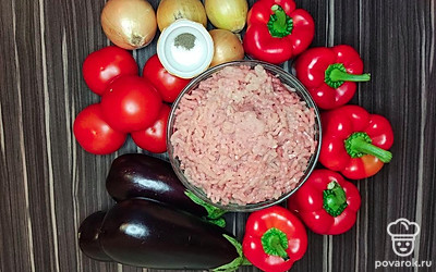 Перцы, помидоры и баклажаны тщательно промойте под холодной проточной водой и осушите бумажными полотенцами.