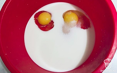 Взбиваем молоко, сахар, соль и яйца.