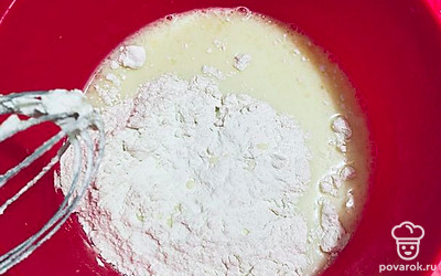 Добавляем муку и снова взбиваем.