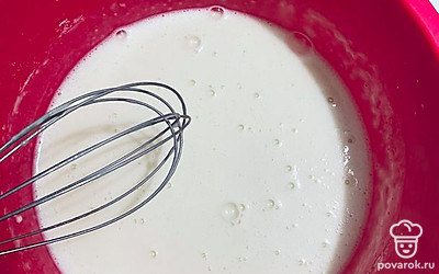 В получившуюся смесь заливаем кипяток и размешиваем.