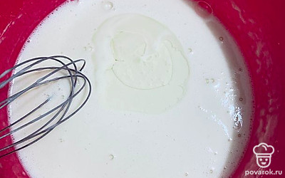 Добавляем масло и снова размешиваем. 