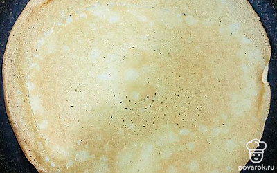 Готовую смесь жарим на большом огне с двух сторон.