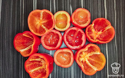 У болгарских перцев отрежьте верхнюю часть, так называемую «шапочку» и полностью очистите от семечек, а у томатов выберите ложкой сердцевину. У баклажана выберите серединку, должны в итоге получиться «своеобразные лодочки».