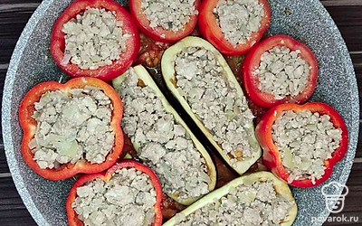 Получившиеся формочки из перца, помидора и баклажана заполните до краев обжаренным фаршем. Используйте широкую кастрюлю или сковороду, чтобы фаршированные овощи вместились в один ряд. Накройте перец и томаты срезанными «крышечками», посолите и добавьте специи и тушите в течение 60-65 минут на минимальном огне. При необходимости доливайте воду, чтобы овощи не пригорели.