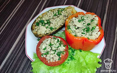 Подавайте фаршированные овощи, положив их на листья салата, и сверху слегка присыпав нарезанной ароматной зеленью.