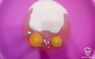 Первым делом взбиваем яйца с сахаром до полного растворения сахара. 