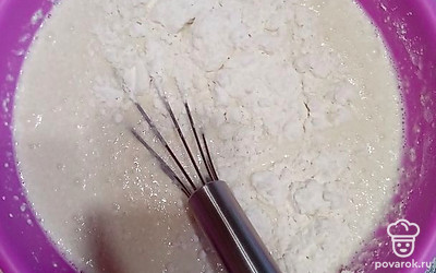 Вливаем в яично-сахарную смесь молоко. Хорошо перемешиваем. Добавляем порционно муку для того, чтобы не было комочков. 