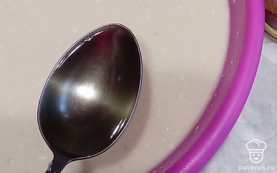 Добавляем рафинированное масло в готовую смесь, а также ванилин по желанию. Выпекаем на блинной сковородке тонкие блины. 