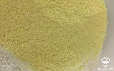 Смешать кукурузную крупу и блинную муку.