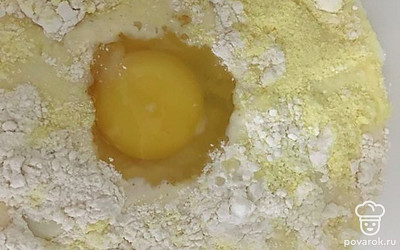 Добавить к массе яйцо и влить кефир.