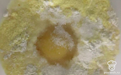 Добавить к массе соль, ванилин, сахар и разрыхлитель.