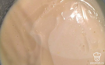 Хорошо перемешать и влить растительное масло.