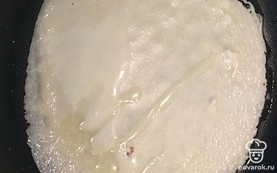 На раскаленную сковороду положить сливочное масло. Влить один половник блинной смеси на сковороду.