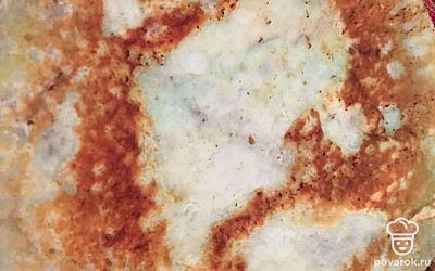 Поджарив с одной стороны блин, перевернуть на вторую и дать хорошо поджариться с другой стороны.