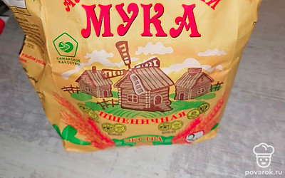 Соду гасим небольшим количеством кипятка. Добавляем муку до консистенции сметаны