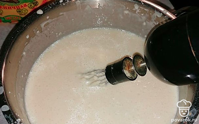 Последнее вводим масло растительное. Взбиваем венчиком до однородной массы. Даём постоять 5 минут.