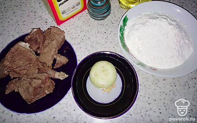 Подготовить ингредиенты. Почистить лук, просеять муку, отварить мясо.