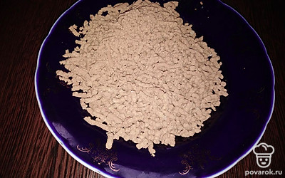 Мясо пропустить через мясорубку.