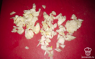 Лук порезать кубиками.