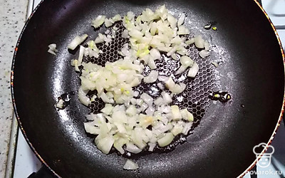 Обжарить на масле, добавить в мясо. Если будет суховато, влить бульон.