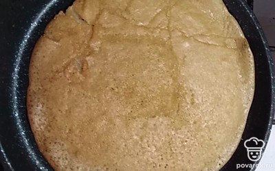 Смешать воду, муку, соль и гашёную соду. Тесто должно быть очень жидким. У меня получилось 13 блинчиков из этого количества продуктов. Положить на готовые блинчики фарш и завернуть.