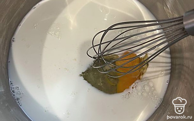 Молоко солим и добавляем яйцо. Венчиком делаем однородную субстанцию. Добавляем сахар и снова размешиваем.