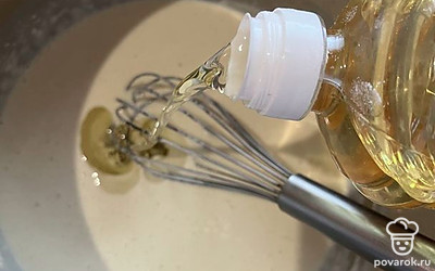 Добавляем муку, тщательно мешаем венчиком. 