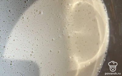 Добавляем потихоньку муку, все хорошо перемешиваем, не должно оставаться комочков. 