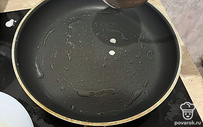 Смазываем сковороду и черпаком добавляем тесто. Второй рукой крутим сковороду.