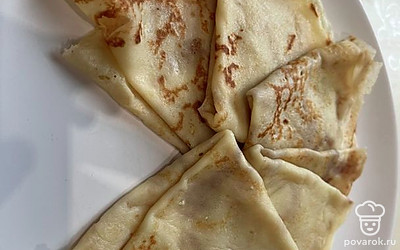 Пожаренные блины складываем красиво по кругу на тарелку. 