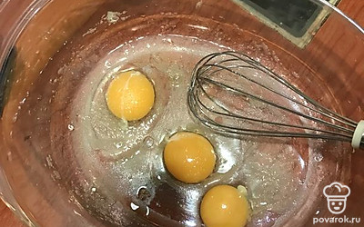 Добавляем яйца в миску. Взбиваем их венчиком и добавляем сахар и соль и также взбиваем. 