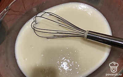 Наливаем половину молока и взбиваем венчиком. 
