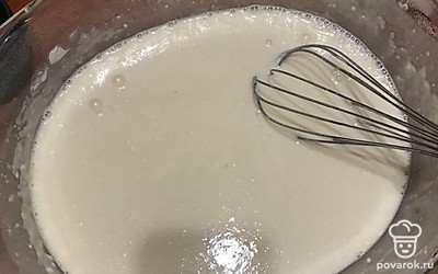 Добавляем всю муку и хорошо взбиваем венчиком. Добавляем оставшиеся молоко и перемешиваем. Добавляем немного подсолнечного масла для того, чтобы блинчики хорошего жарились и не сгорали на сковороде.