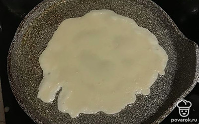 Наливаем один половник на разогретую сковороду и жарим по минуте на каждой стороне.