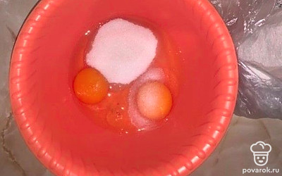 Добавьте яйца, сахар, соль.