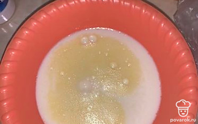 Добавьте молоко. 