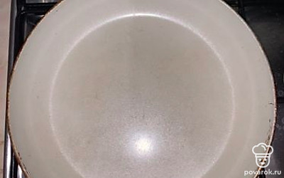 Достаньте и разогрейте сковороду. 