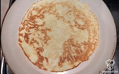 По готовности переверните и снимите блин со сковороды. 